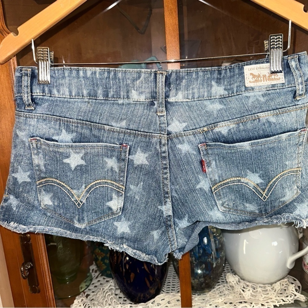 Levi’s Light wash shorty shorts with stars 7 - Picture 2 of 3